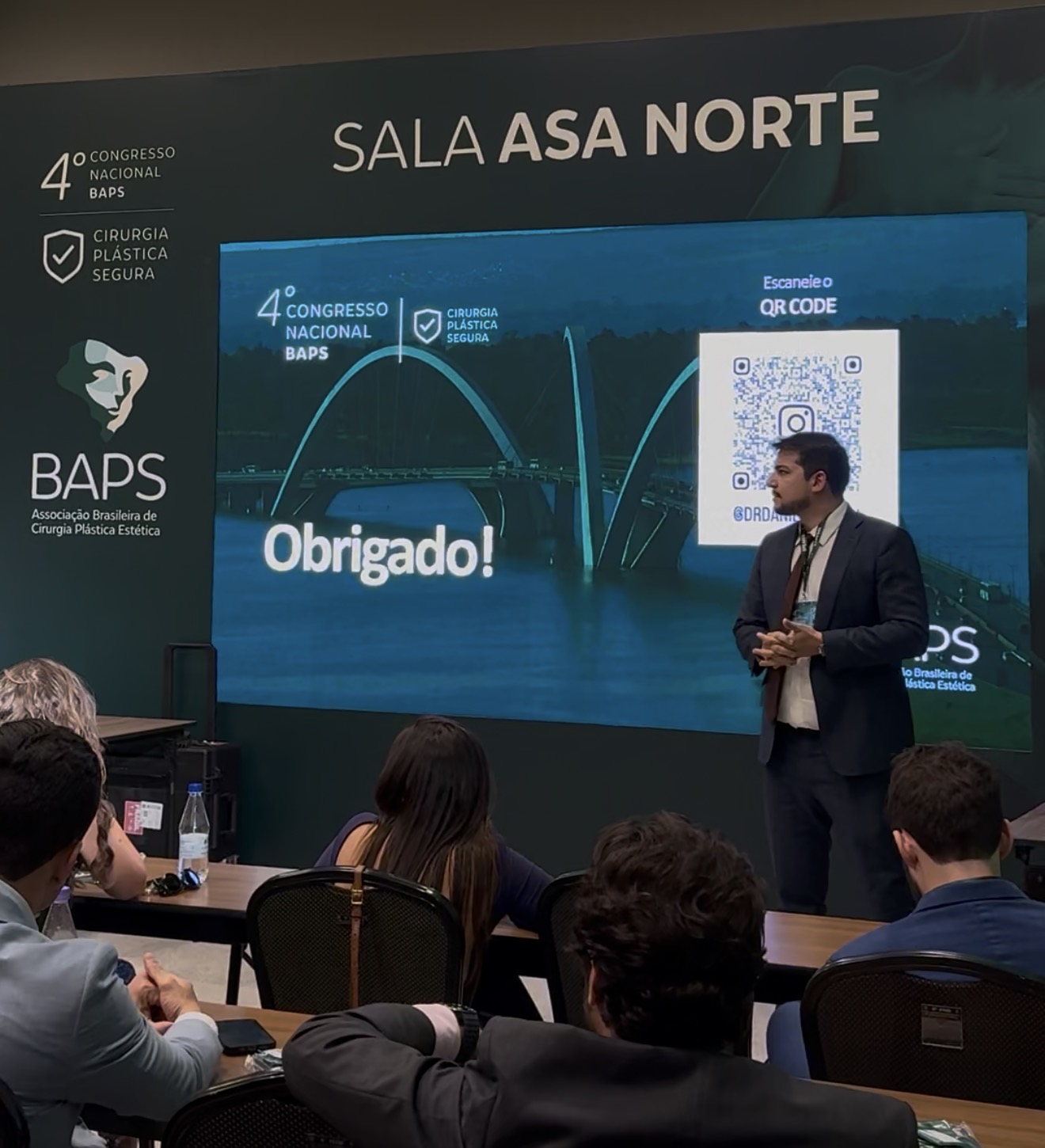 Plateia durante palestra do Dr. Danillo Irineu