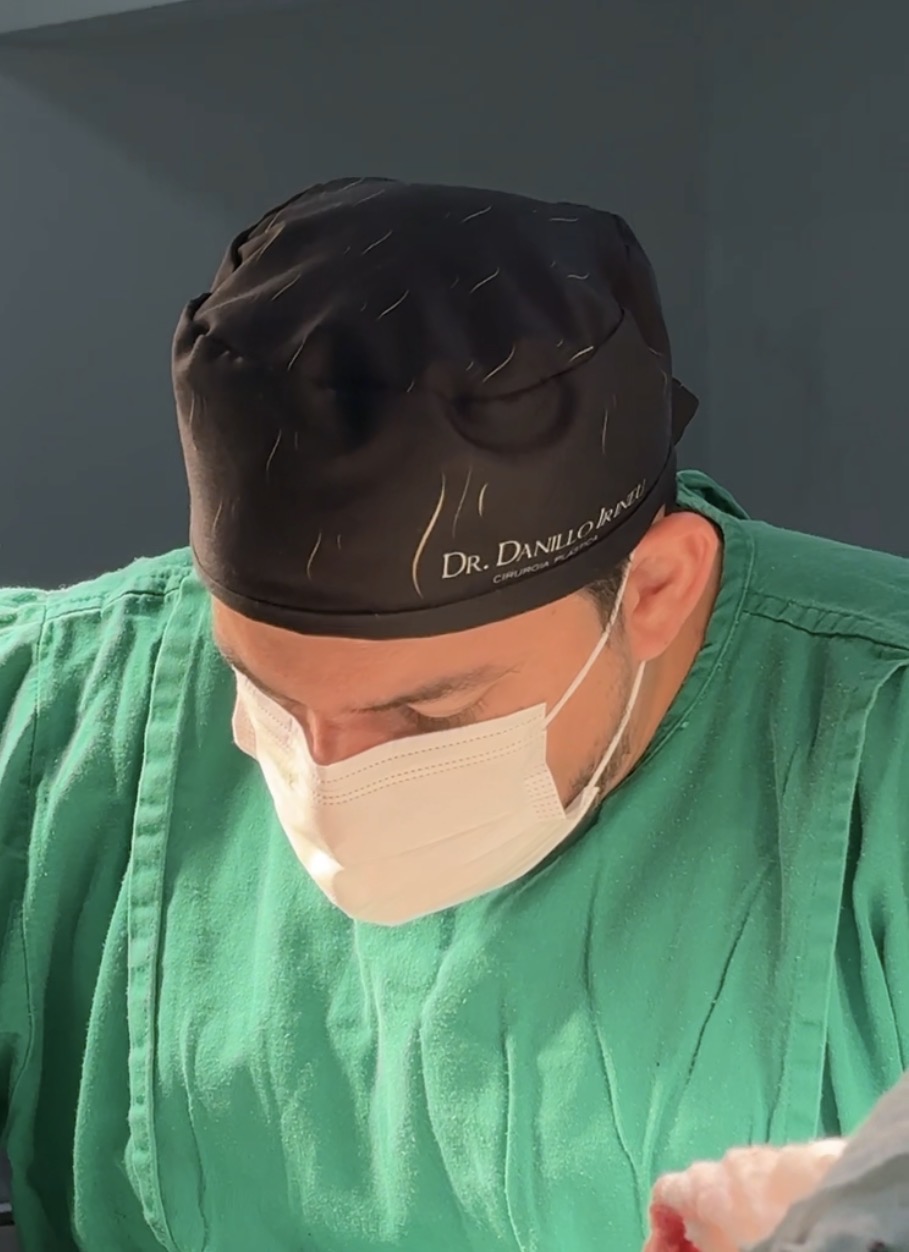 Dr. Danillo Irineu em cirurgia