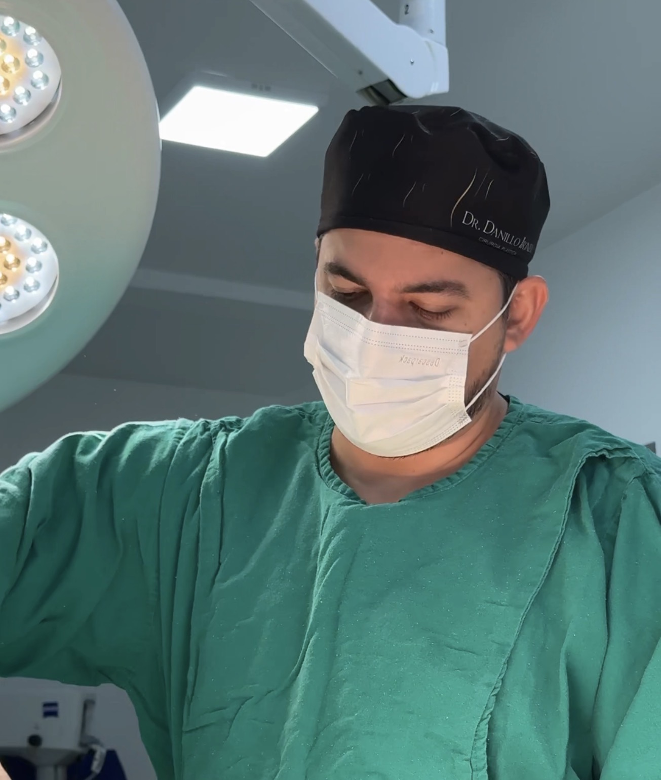 Dr. Danillo Irineu no bloco cirúrgico