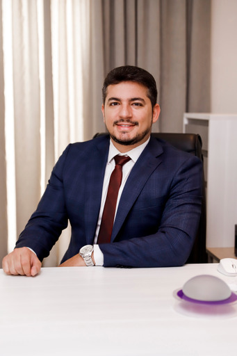 Dr. Danillo Irineu — Cirurgião Plástico