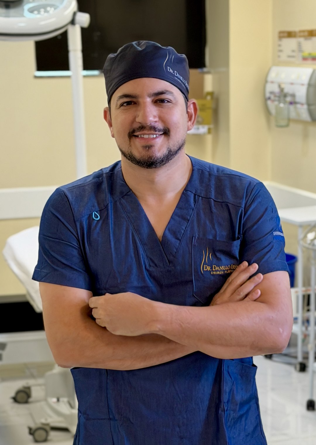 Dr. Danillo Irineu, cirurgião plástico, no centro cirúrgico